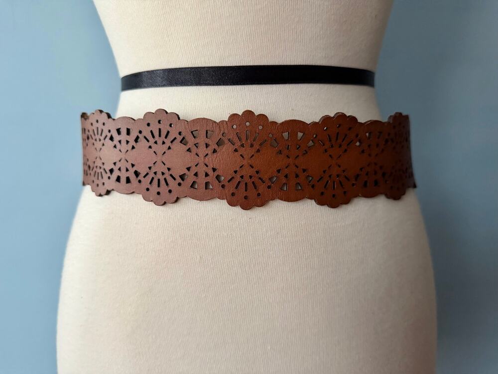 Brown Laser Cut-Out Leather Boho Waist Belt w/Clasp Slide Lock sz M (runs small)